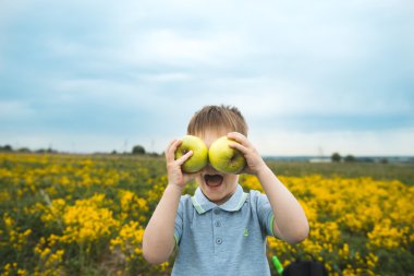 elma ile komik çocuk