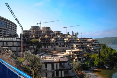 İnşaatçılar dağın zirvesinde bina inşa