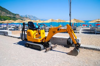 Karadağ, Budva - Haziran 2012. Üzerinde iz broug sarı yürüyen merdiven