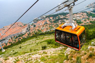 Teleferik Dubrovnik kıyı üzerinde. Hırvatistan.