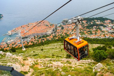Teleferik Dubrovnik kıyı üzerinde. Hırvatistan.