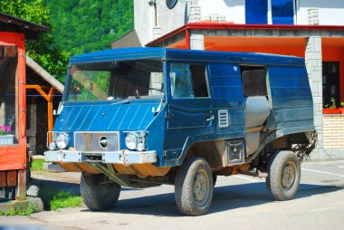 Köyün Caddesi üzerinde eski araba