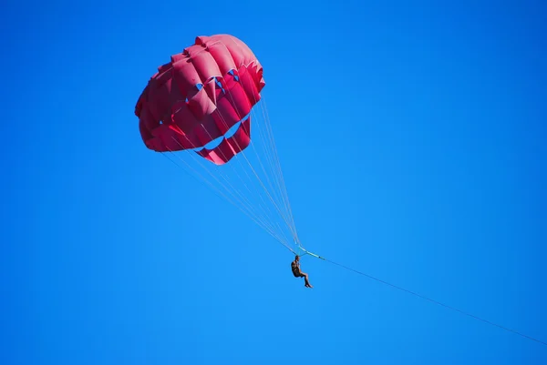 Vliegende hoog op de parachute — Stockfoto