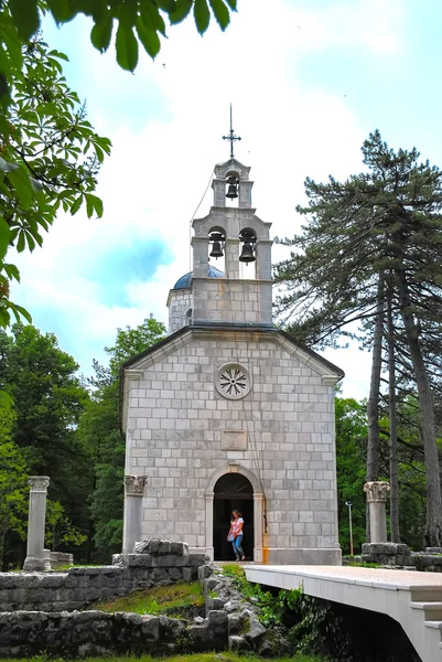 Gran iglesia pintoresca en Montenegro —  Fotos de Stock