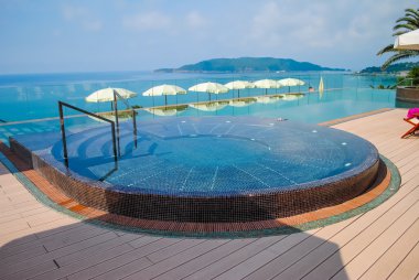 Boğucu bir günde güzel havuz