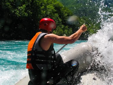 tekne hızlı nehirde rafting