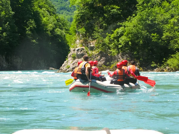 Karadağ, nehir Tara - Haziran 06/2012: Karadağ kuzeyde yarışmalar rafting üzerinde geçti. Rekabet farklı ülkelerin temsilcileri tarafından katıldı.