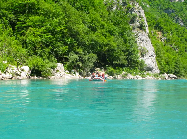 Montenegro, Fluss tara - Juni 06 / 2012: im Norden Montenegros bestanden Wettbewerbe auf Rafting. Der Wettbewerb wurde von Vertretern verschiedener Länder besucht. — Stockfoto