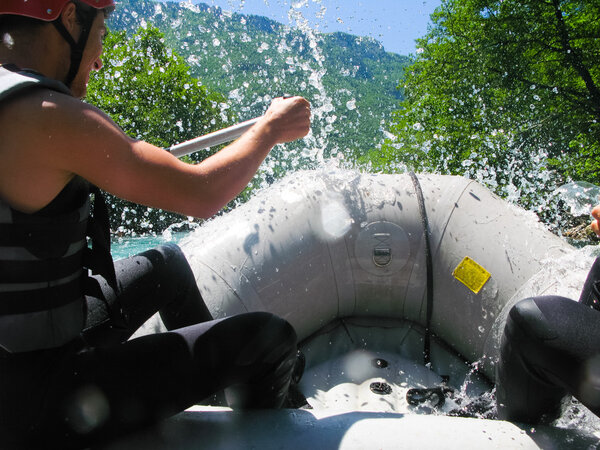 МОНТЕНЕГРО, РЕКА ТАРА - 06 / 2012: на севере Черногории прошли соревнования по рафтингу. В конкурсе приняли участие представители разных стран
.