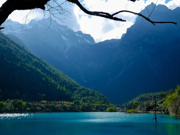 Valle Luna Azul Con Jade Dragon Snow Mountain Lijiang Yunnan Imagen de stock