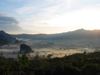 Sabahleyin Phayao, Tayland 'da Phu Langka sisle kaplıydı.