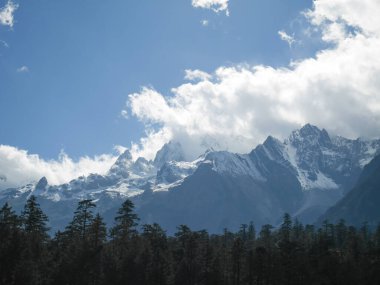 Kar, Yeşim Ejder Kar Dağı 'ndaki dağ zirvelerini kapladı. Kar dağı manzarası.