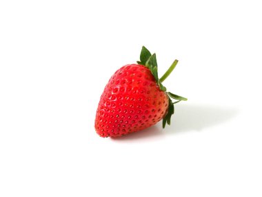 Beyaz arkaplanda taze çilek izole edilmiş.