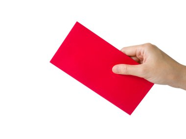 El ele tutuşan kırmızı paket ya da kırmızı zarf beyaz arka planda izole. Çin Yeni Yılı ya da Ay Yeni Yılı konsepti.