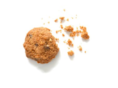 Beyaz arka planda kırıntıları olan yulaflı kurabiye. Üst görünüm.