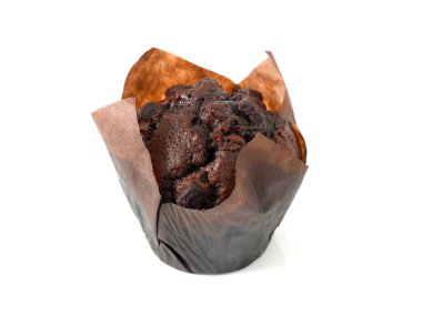 Beyaz arka planda izole çikolatalı kek.