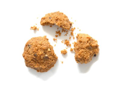 Beyaz arka planda kırıntıları olan yulaflı kurabiyeler. Üst görünüm.