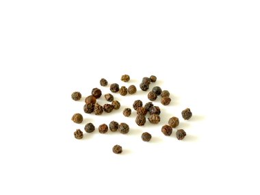 Siyah biberler beyaz arkaplanda izole edilmiş.