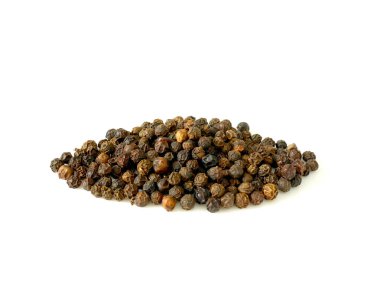 Beyaz arka plan üzerinde izole karabiber yığını