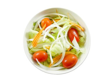 Beyaz arka planda izole edilmiş bir kasede taze salata. Üst Manzara. (kırpma yolu ile)