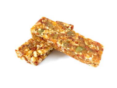 Kepekli tahıl çubukları veya kabak çekirdeği ve kurutulmuş beyaz arka plan üzerinde izole meyve kek