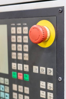 Endüstriyel kontrol panelinde kırmızı acil durdurma düğmesi