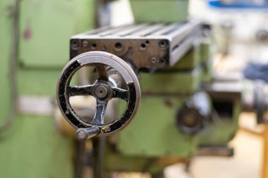 Bir atölyede eski yıpranmış değirmen kontrol paneli ve kontrol kadranı