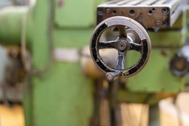 Bir atölyede eski yıpranmış değirmen kontrol paneli ve kontrol kadranı