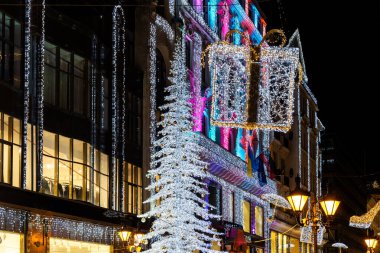 Geceleyin kalabalık bir Budapeşte alışveriş sokağında Noel ışıkları ve süslemeleri