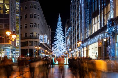 Geceleyin kalabalık bir Budapeşte alışveriş sokağında Noel ışıkları ve süslemeleri