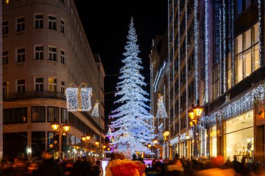 Geceleyin kalabalık bir Budapeşte alışveriş sokağında Noel ışıkları ve süslemeleri