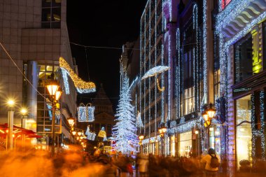 Geceleyin kalabalık bir Budapeşte alışveriş sokağında Noel ışıkları ve süslemeleri