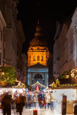 Budapeşte 'deki Aziz Stephen Bazilikası' nın önündeki meydanda renkli ışıklarla Noel panayırı