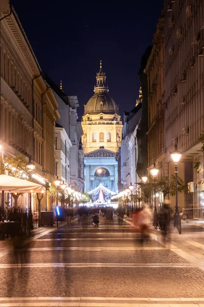 Budapeşte 'deki Aziz Stephen Bazilikası' nın önündeki meydanda renkli ışıklarla Noel panayırı