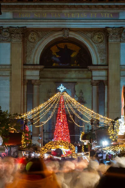 Budapeşte 'deki Aziz Stephen Bazilikası' nın önündeki meydanda renkli ışıklarla Noel panayırı