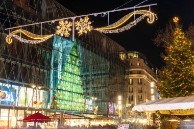BUDAPEST, HUNGARY - 27 ARALIK. 2024: Vorosmarty Meydanı Advent Fuarı 'nda Noel süsleriyle süslenmiş bir sokak manzarası