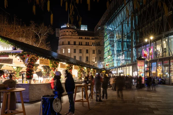 BUDAPEST, HUNGARY - 27 ARALIK. 2024: Vorosmarty Meydanı Advent Fuarı 'nda Noel süsleriyle süslenmiş bir sokak manzarası