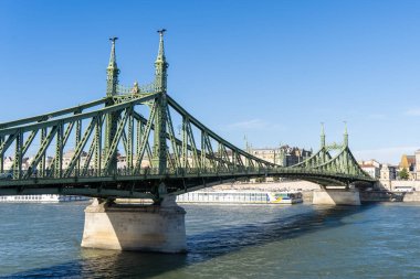 Tuna üzerindeki yeşil renkli Özgürlük Köprüsü veya Özgürlük Köprüsü. Budapeşte, Macaristan
