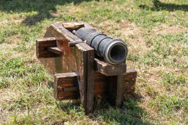 Tahta tezgahta duran küçük tarihi alan topu doğal arka planda.