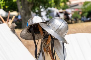 Bir kampta ortaçağ piyade miğferleri