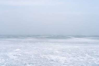 Donmuş boş göl Solgun kış gökyüzünün altında