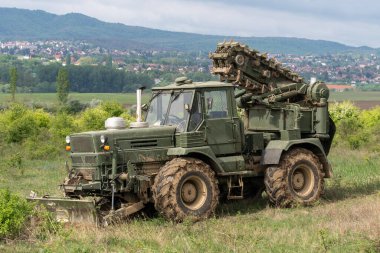 Siper kazıcı takılı askeri mühendislik aracı.