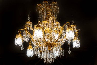 Alttan zarif kristal avize.