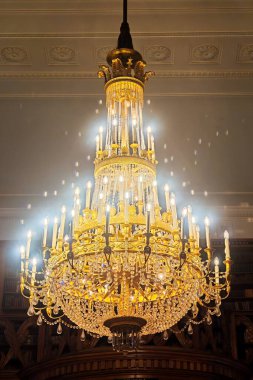 Alttan zarif kristal avize.