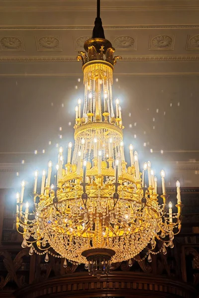 Alttan zarif kristal avize.