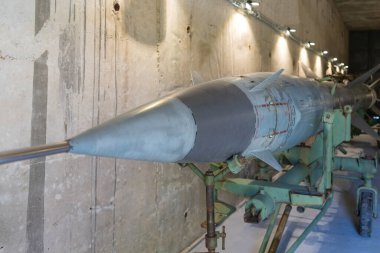 Beton sığınakta askeri füze