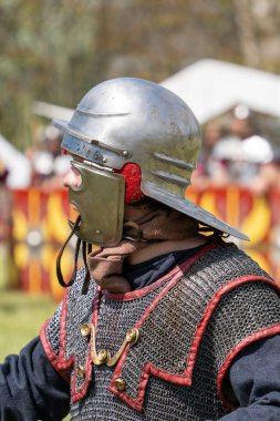 Tarihi zırh ve miğfer giymiş Romalı lejyoner