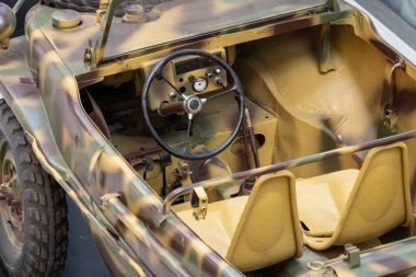 Kamuflaj renkli Alman Kubelwagen askeri off-road aracının içi.