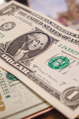 Bir dolarlık Amerikan banknotunu dikey olarak kapat