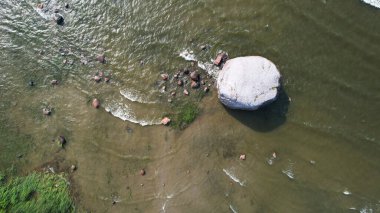 Estonya 'da Sığ Deniz ve Dalgalarla çevrili Büyük Kıyı Kayası Hava Görüntüsü